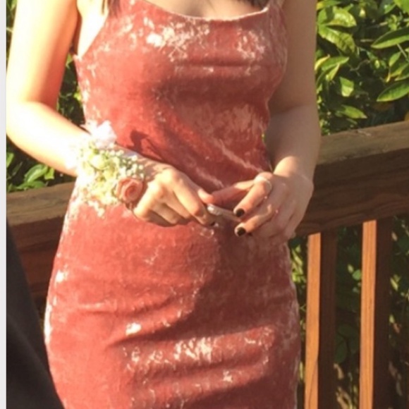 Ecote Dresses & Skirts - Pretty in pink- crushed velvet-like short dress.